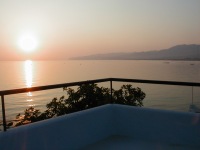 Zonsondergang vanaf een dak in Stalis