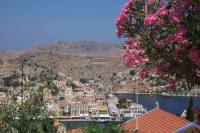 Blik op Symi (Simi), rechts mooie Bougainville