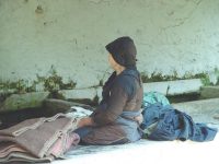 Vrouw bij wasplaats in Koukouli