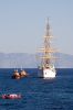De viermaster Sea Cloud wordt naar de haven van Rhodos begeleid.