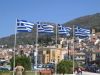 Fier wapperen de vlaggen in Samos stad