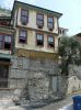 Huis begroeid met mooie gevelstenen in Kavala.