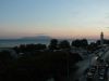 Zonsondergang op de boulevard in Alexandroupoli met in de verte het eiland Thassos.