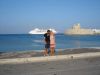Cruiseboot voor de haven van Rhodos