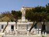 Oorlogsmonument voor gevallen Tinian katholieken bij de kerk Sacret Heart bij Xobourgo op Tinos. (bedevaartsoord)